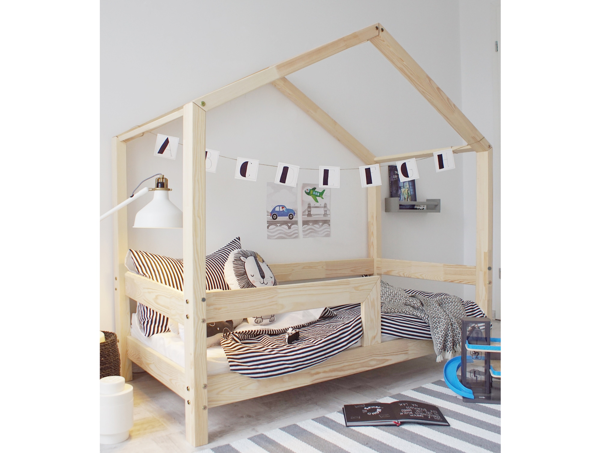 Domečková postel HouseBed Prosta